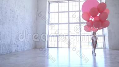 芭蕾舞学校。 小芭蕾舞演员用粉红色的球跳舞。